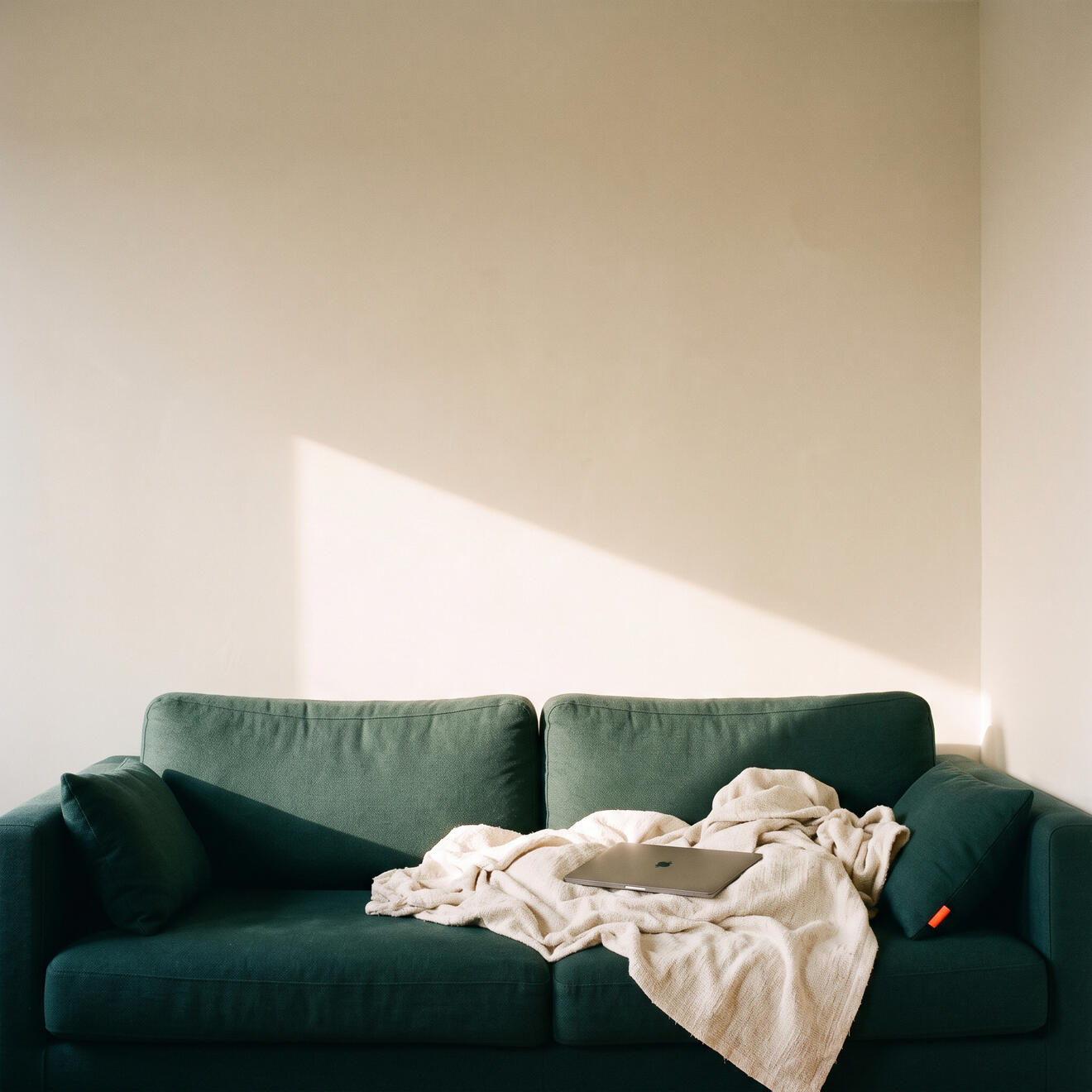 Sofá vacío con luz de domingo por la tarde
